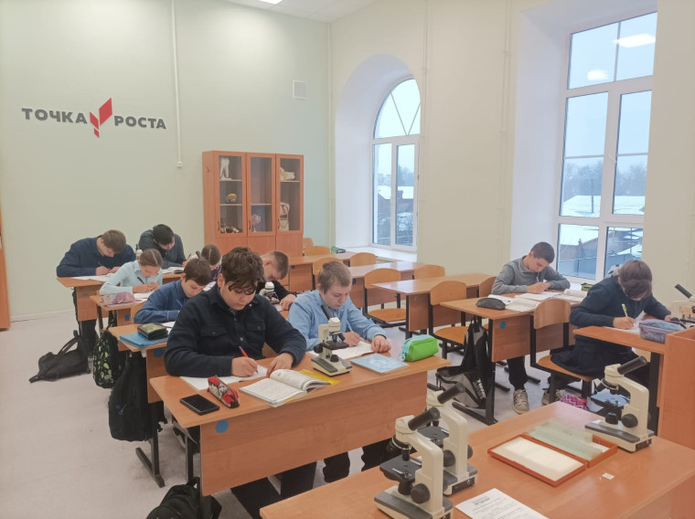 В 8-х классах в биологической лаборатории центра "Точка роста" прошли лабораторные работы по теме "Паразитические черви"..